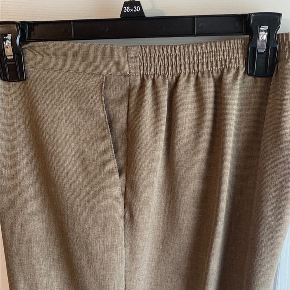 Alfred Dunner Tan Pant Size 14p Elastic Waistband -Tapered Legs & Front Pockets - Picture 4 of 8